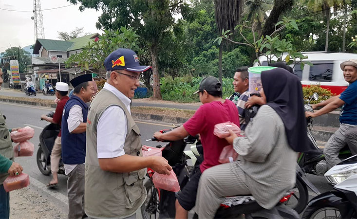 
					PWI Madina Bersama PT SMGP Berbagi Takjil Ramadan kepada Masyarakat