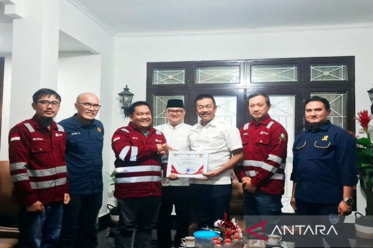 
									Bupati Madina beri penghargaan kepada PT SMGP atas program beasiswa